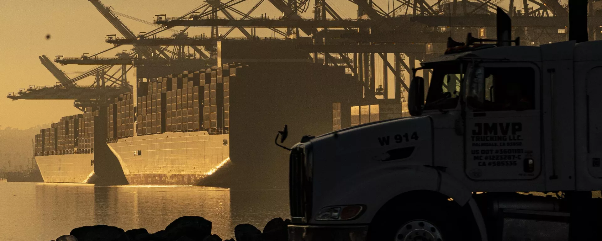 FILE - A truck arrives to pick up a shipping container near vessels moored at Maersk APM Terminals Pacific at the Port of Los Angeles. - Sputnik International, 1920, 26.01.2025