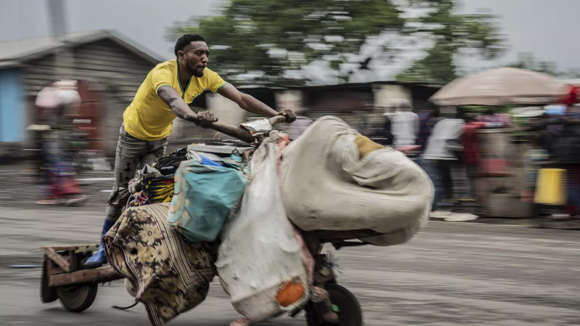 People displaced by the fighting with M23 rebels make their way to the center of Goma, Democratic Republic of the Congo, Sunday, Jan. 26, 2025. - Sputnik International, 1920, 26.01.2025