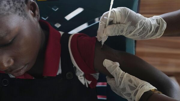 A health worker administers a cervical cancer vaccine HPV Gardasil to a girl on the street in Ibadan, Nigeria, on May 27, 2024. - Sputnik International