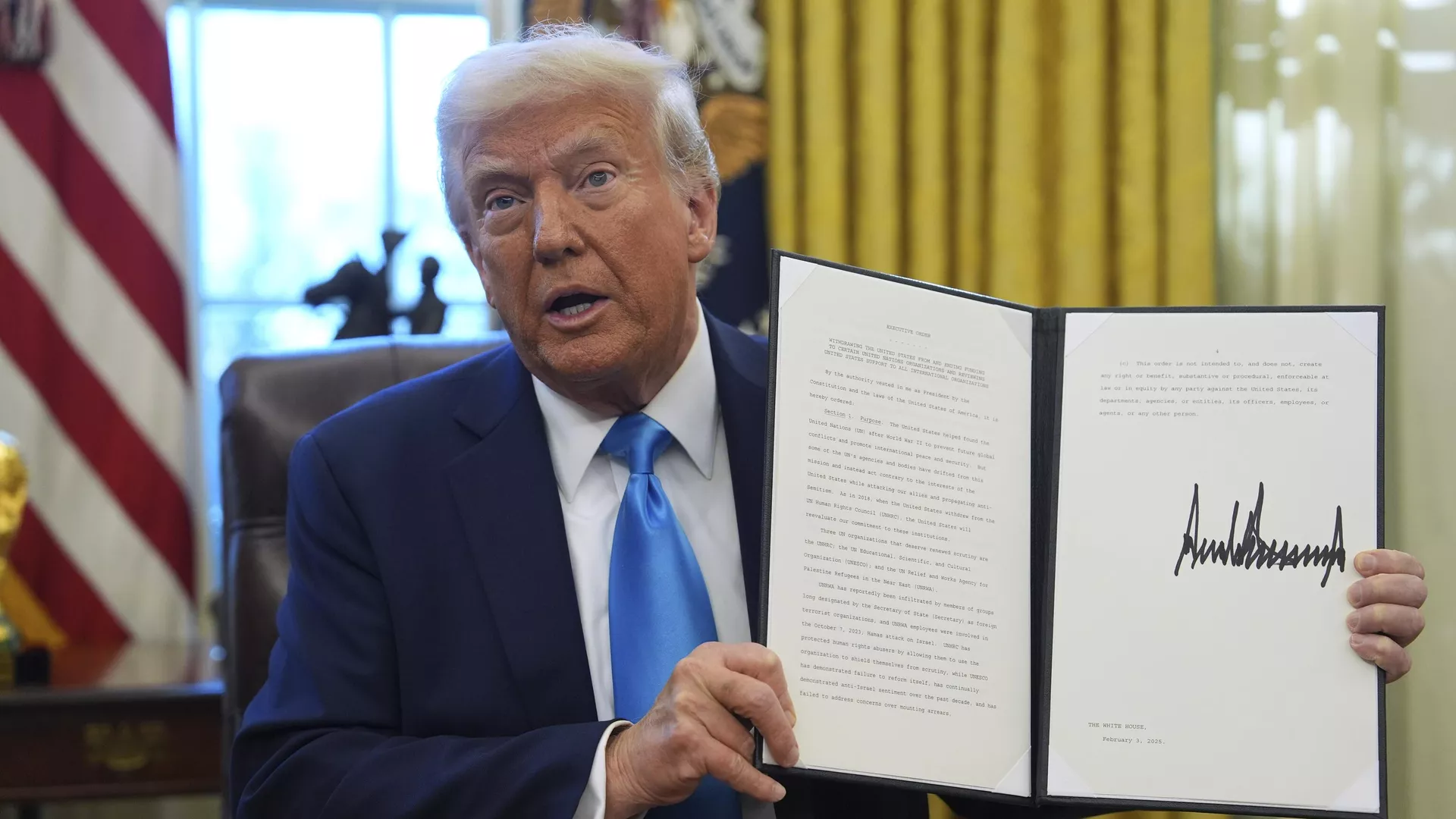 President Donald Trump holds an executive order regarding withdrawing from the United Nationals Human Rights Council in the Oval Office of the White House, Tuesday, Feb. 4, 2025, in Washington.  - Sputnik International, 1920, 05.02.2025