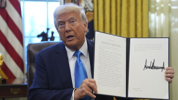 President Donald Trump holds an executive order regarding withdrawing from the United Nationals Human Rights Council in the Oval Office of the White House, Tuesday, Feb. 4, 2025, in Washington.  - Sputnik International