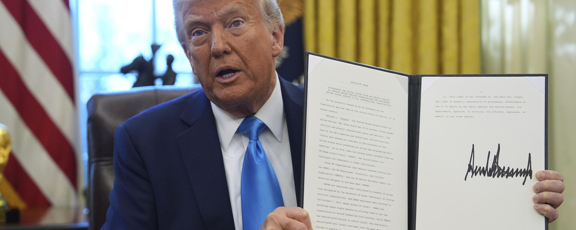 President Donald Trump holds an executive order regarding withdrawing from the United Nationals Human Rights Council in the Oval Office of the White House, Tuesday, Feb. 4, 2025, in Washington.  - Sputnik International, 1920, 05.02.2025