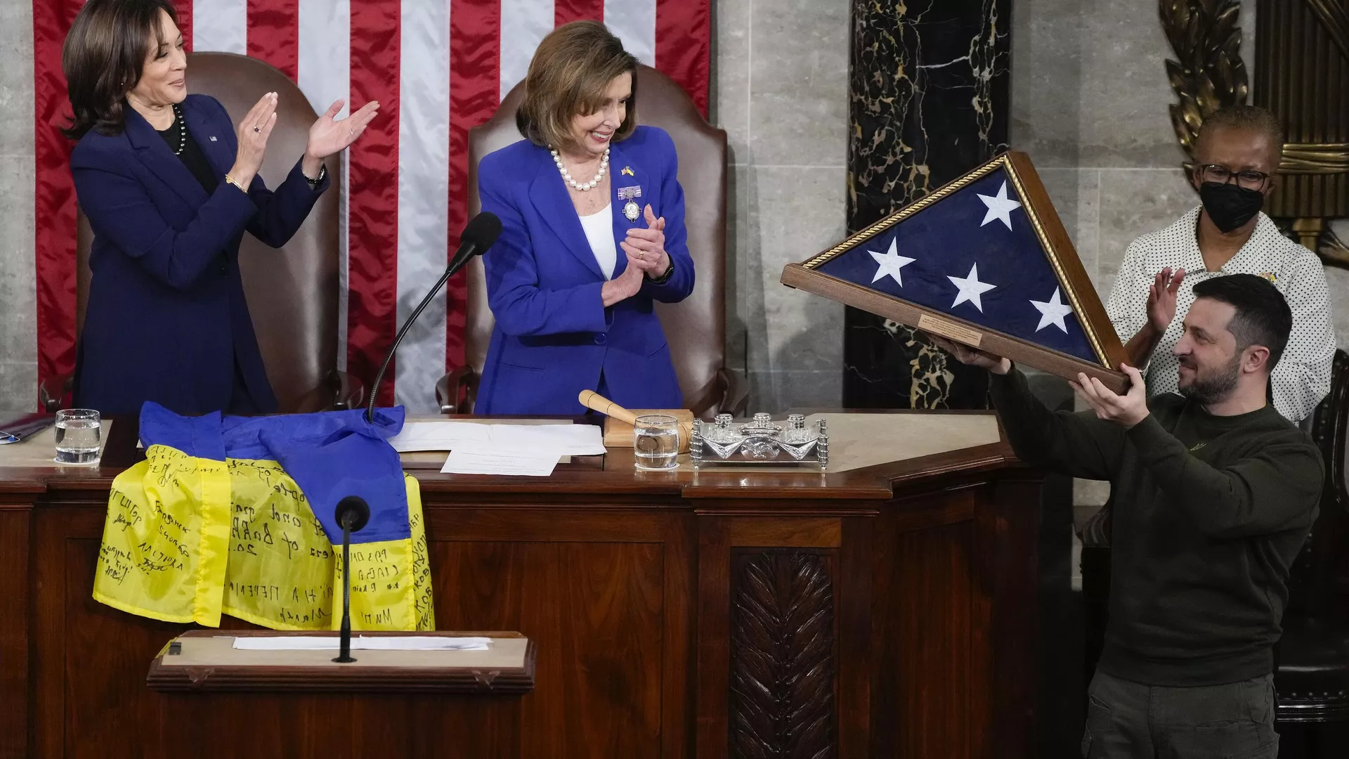 Ukrainian President Volodymyr Zelenskyy, right, holds up an American flag that was gifted to him by House Speaker Nancy Pelosi of Calif., and Vice President Kamala Harris, after he addressed a joint meeting of Congress on Capitol Hill in Washington, Wednesday, Dec. 21, 2022. - Sputnik International, 1920, 12.02.2025