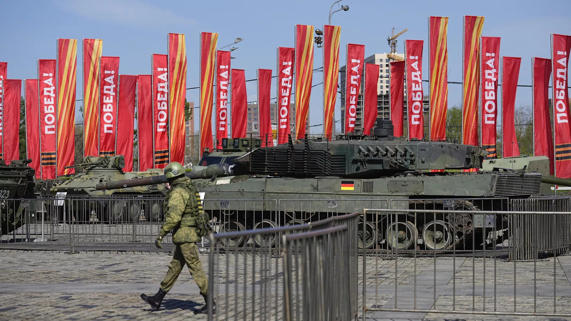 A Russian soldier walks past a Leopard 2A6 tank that belonged to the Ukrainian army is seen on display in Moscow. Tuesday, April 30, 2024. - Sputnik International, 1920, 18.02.2025