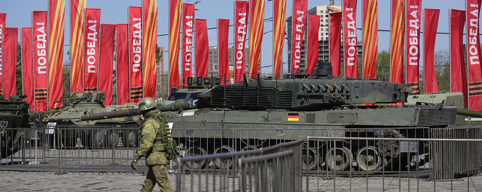 A Russian soldier walks past a Leopard 2A6 tank that belonged to the Ukrainian army is seen on display in Moscow. Tuesday, April 30, 2024. - Sputnik International, 1920, 18.02.2025
