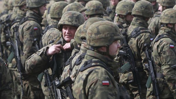 Polish soldiers attend a welcoming ceremony for U.S.-led NATO troops at polygon in Orzysz, northeastern Poland, Thursday, April 13, 2017.  - Sputnik International