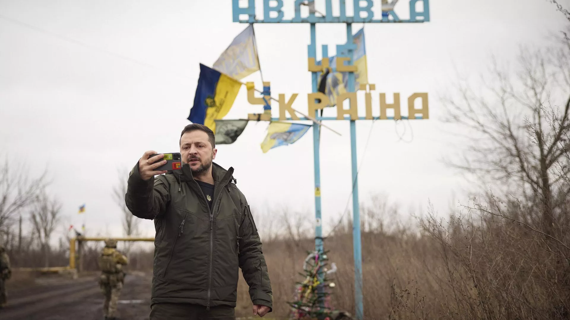 In this photo provided by the Ukrainian Presidential Press Office, Ukrainian President Volodymyr Zelenskyy visits Avdeyevka, the site of fierce battles with the Russian troops in the Donetsk region, Ukraine, Friday, Dec. 29, 2023. Sign reading Avdiivka is seen in the background.  - Sputnik International, 1920, 19.02.2025