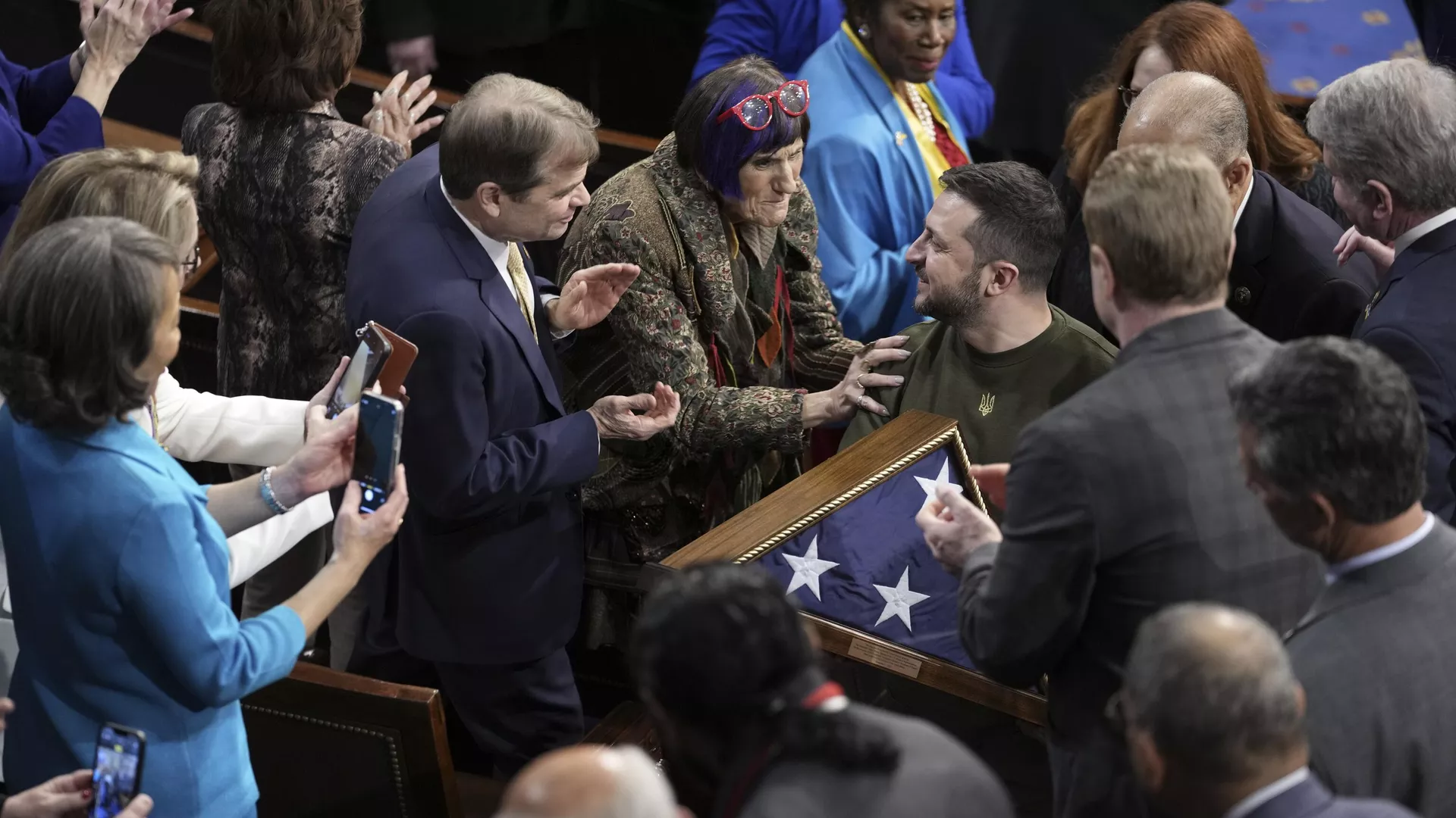 Volodymyr Zelensky holds an American flag that was gifted to him by House Speaker Nancy Pelosi of Calif., as he leaves after addressing a joint meeting of Congress on Capitol Hill in Washington, Wednesday, Dec. 21, 2022. - Sputnik International, 1920, 19.02.2025