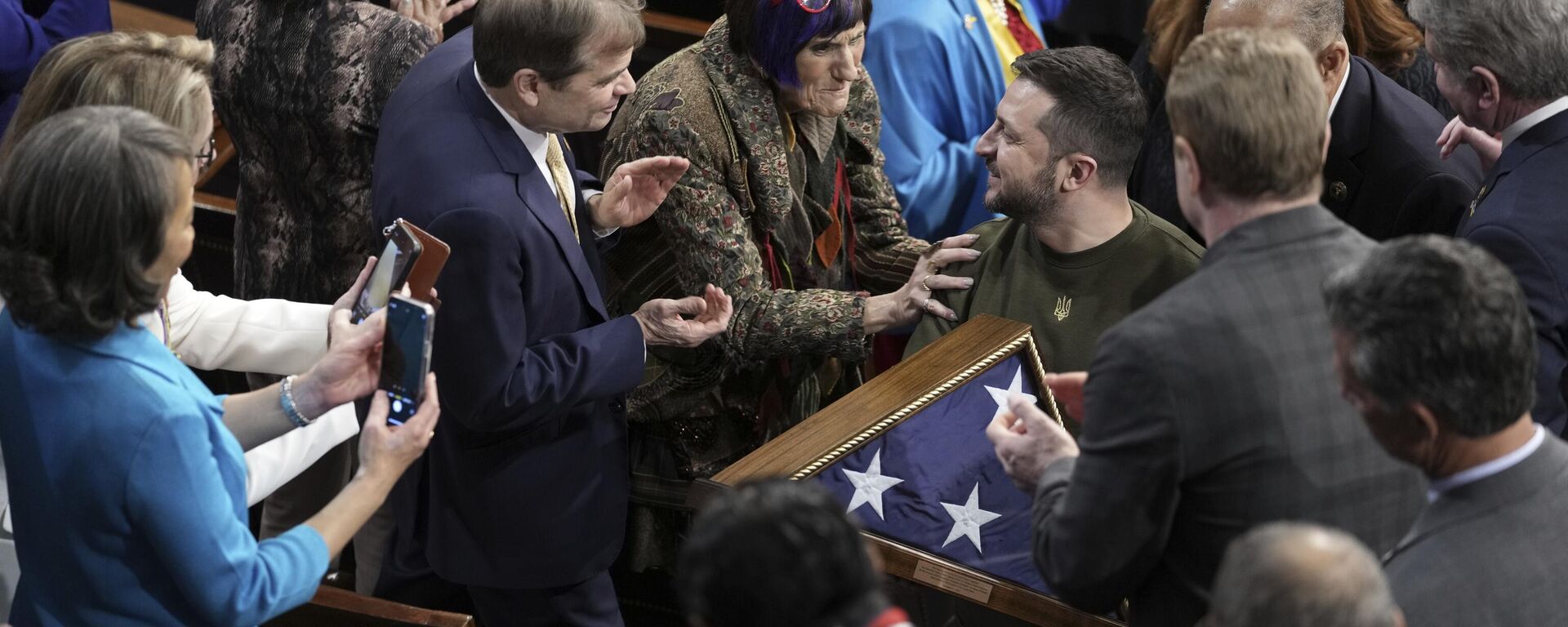 Volodymyr Zelensky holds an American flag that was gifted to him by House Speaker Nancy Pelosi of Calif., as he leaves after addressing a joint meeting of Congress on Capitol Hill in Washington, Wednesday, Dec. 21, 2022. - Sputnik International, 1920, 19.02.2025