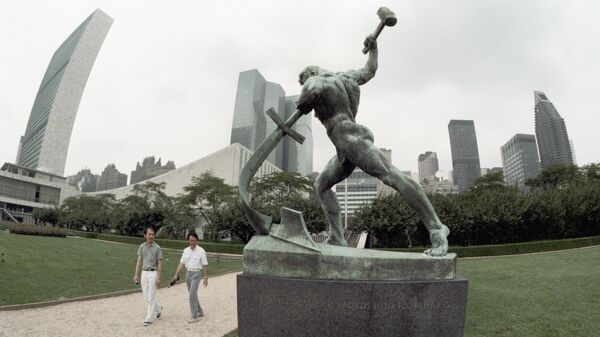 'Let Us Beat Swords Into Ploughshares', sculpture outside the UN building in New York by sculptor Yevgeny Vuchetich. File photo. - Sputnik International