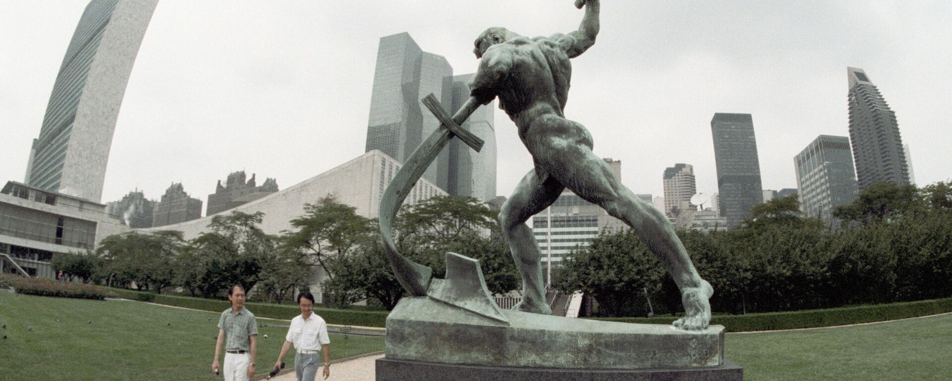 'Let Us Beat Swords Into Ploughshares', sculpture outside the UN building in New York by sculptor Yevgeny Vuchetich. File photo. - Sputnik International, 1920, 21.02.2025