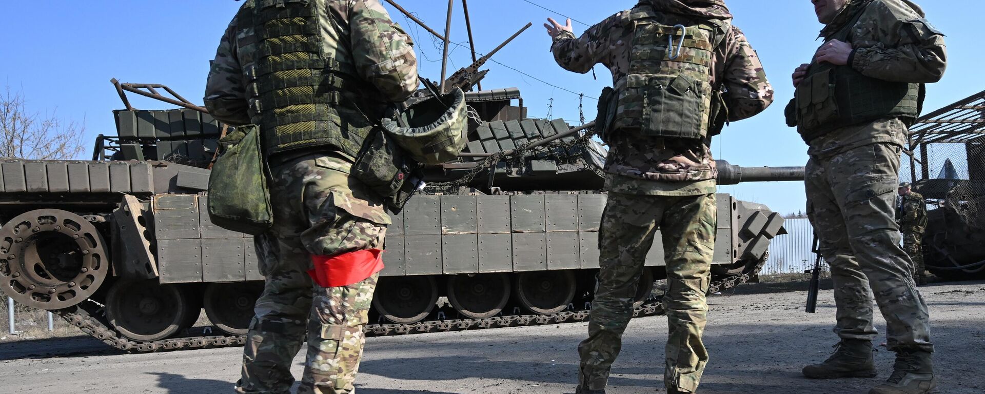 Russian servicemen are seen near Ukraine's destroyed M1 Abrams tank. File photo - Sputnik International, 1920, 13.03.2025