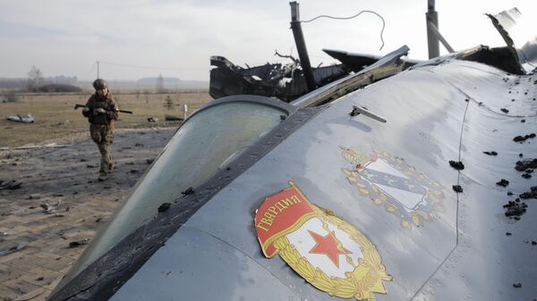 Russian troops inspect remnants of destroyed MiG-29 fighter jet in liberated Sudzha, Kursk region. - Sputnik International