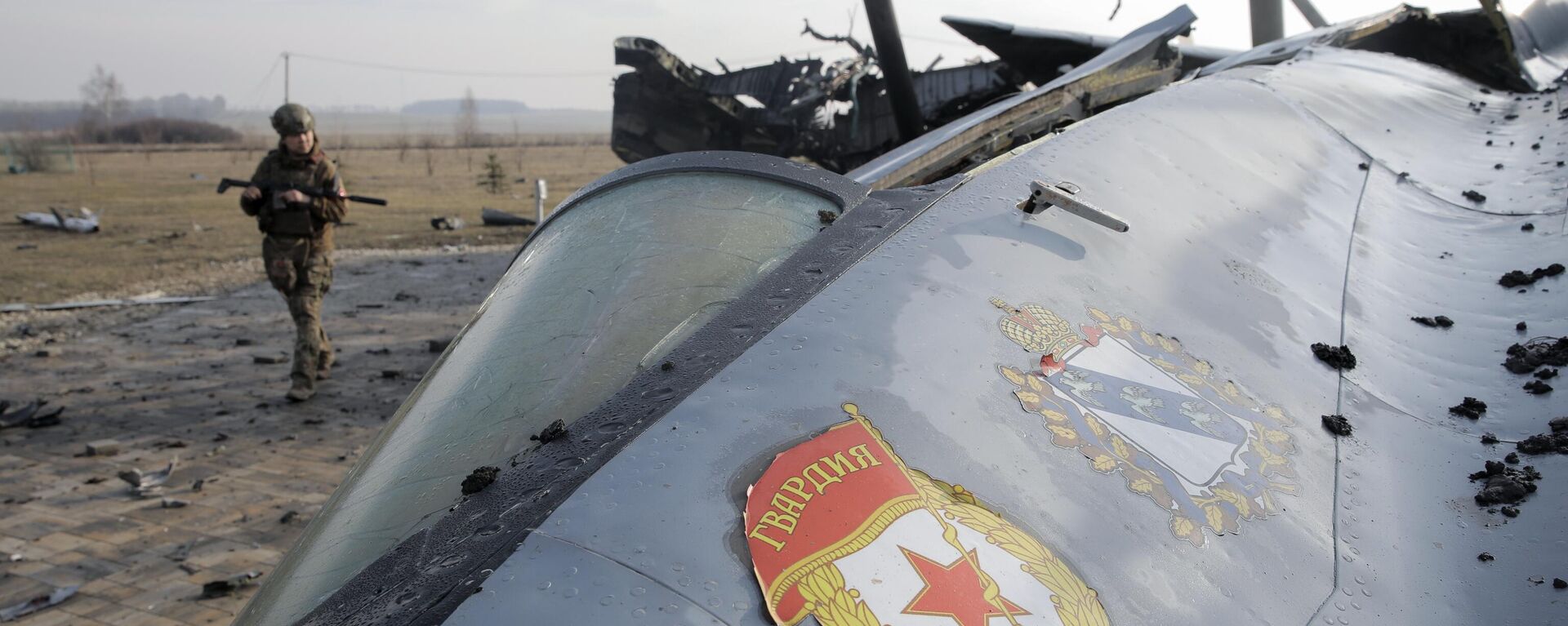 Russian troops inspect remnants of destroyed MiG-29 fighter jet in liberated Sudzha, Kursk region. - Sputnik International, 1920, 14.03.2025