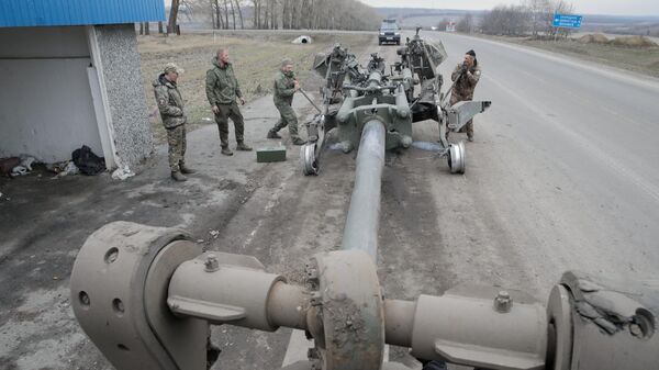 Russian troops inspect trophy M777 towed howitzer in Kursk region. March 13, 2025. - Sputnik International