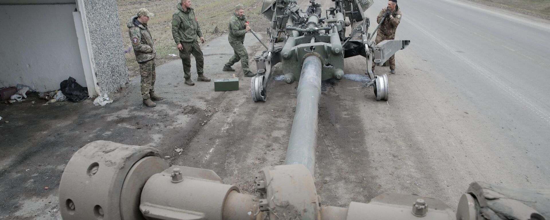 Russian troops inspect trophy M777 towed howitzer in Kursk region. March 13, 2025. - Sputnik International, 1920, 15.03.2025