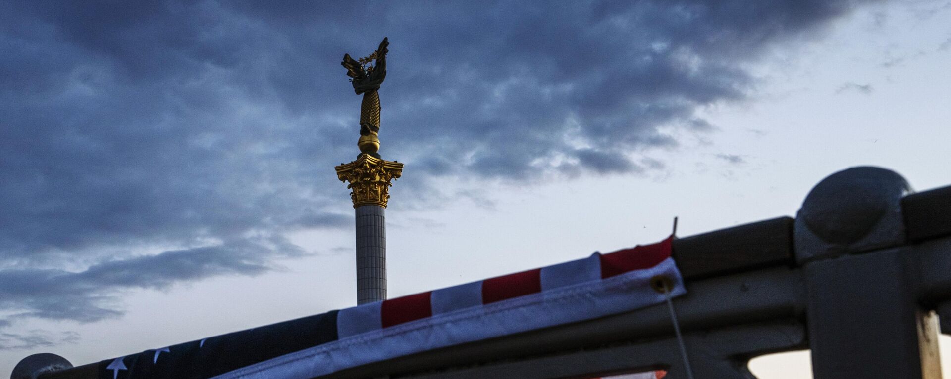 A US flag hangs over a bridge overlooking The Independence Monument, in Kiev's Maidan Square, Ukraine, June 25, 2022. - Sputnik International, 1920, 30.03.2025