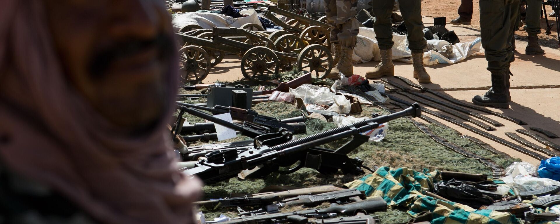 Malian soldiers look on as weapons, munitions, and other paraphernalia seized from radical Islamist militants are displayed at the French army base in Gao, Mali, Sunday, Feb. 24, 2013 - Sputnik International, 1920, 22.03.2025