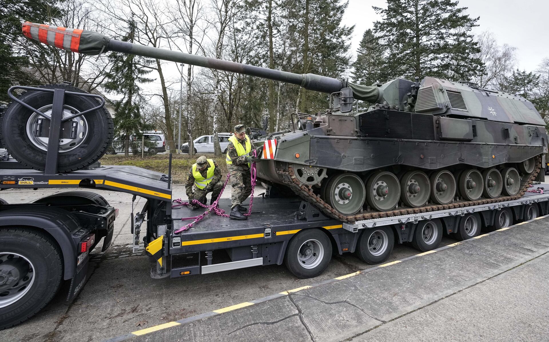  German soldiers load tank howitzers for transport to Lithuania at the Bundeswehr army base in Munster, northern Germany, Monday, Feb. 14, 2022. - Sputnik International, 1920, 22.03.2025