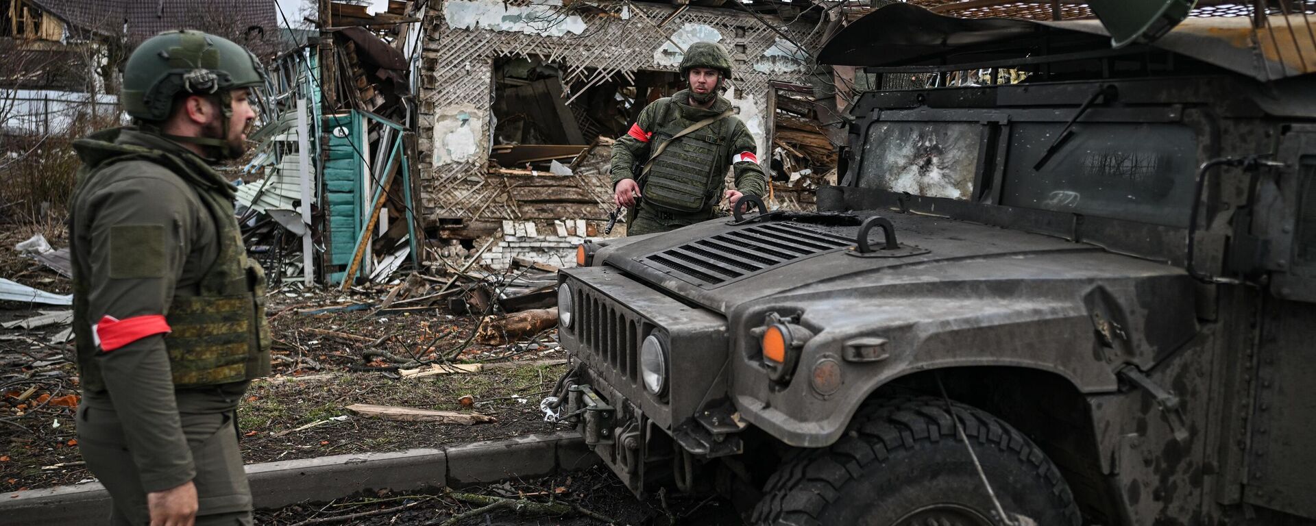 Russian soldiers inspect damaged Humvee left behind in Sudzha. March 16, 2025. - Sputnik International, 1920, 22.03.2025