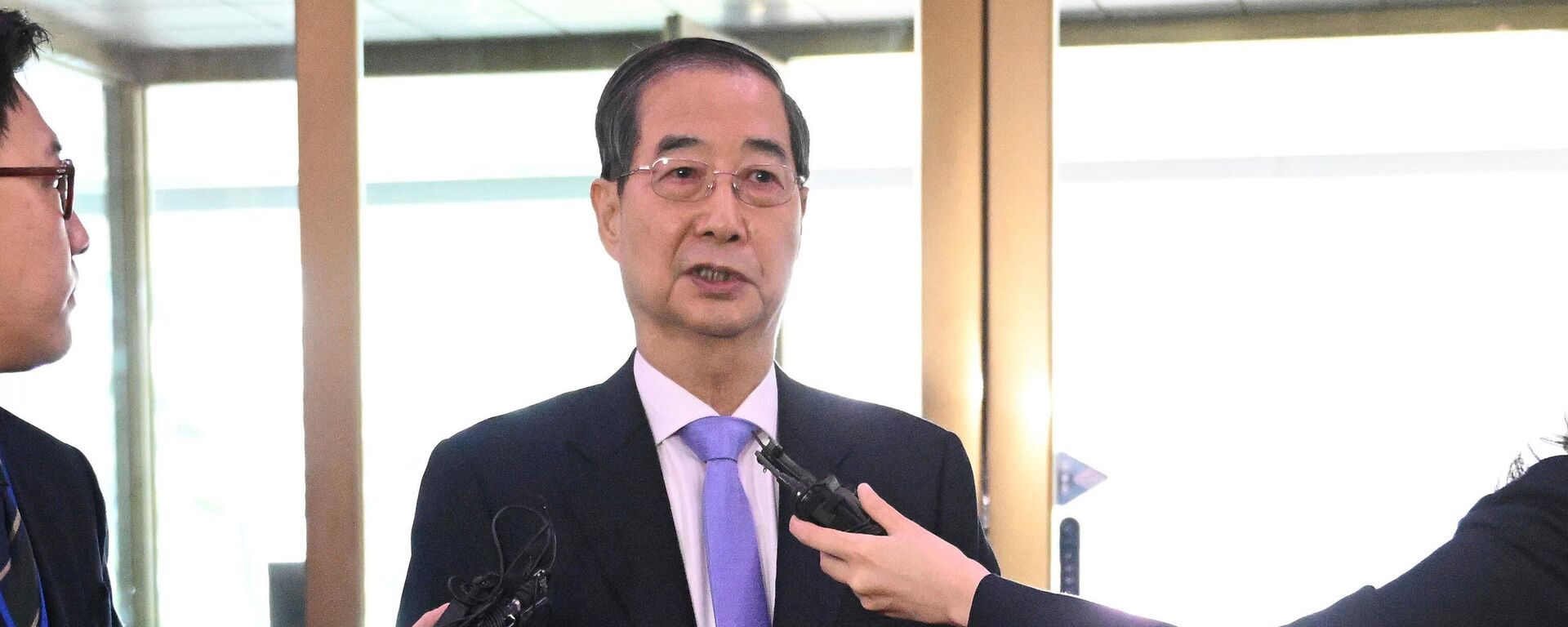 South Korean Prime Minister Han Duck-soo speaks to the media as he arrives at the Government Complex in Seoul Monday, March 24, 2025, after the Constitutional Court dismissed the impeachment of the prime minister - Sputnik International, 1920, 24.03.2025