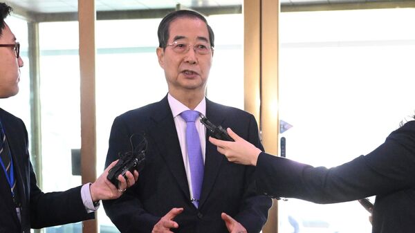 South Korean Prime Minister Han Duck-soo speaks to the media as he arrives at the Government Complex in Seoul Monday, March 24, 2025, after the Constitutional Court dismissed the impeachment of the prime minister - Sputnik International
