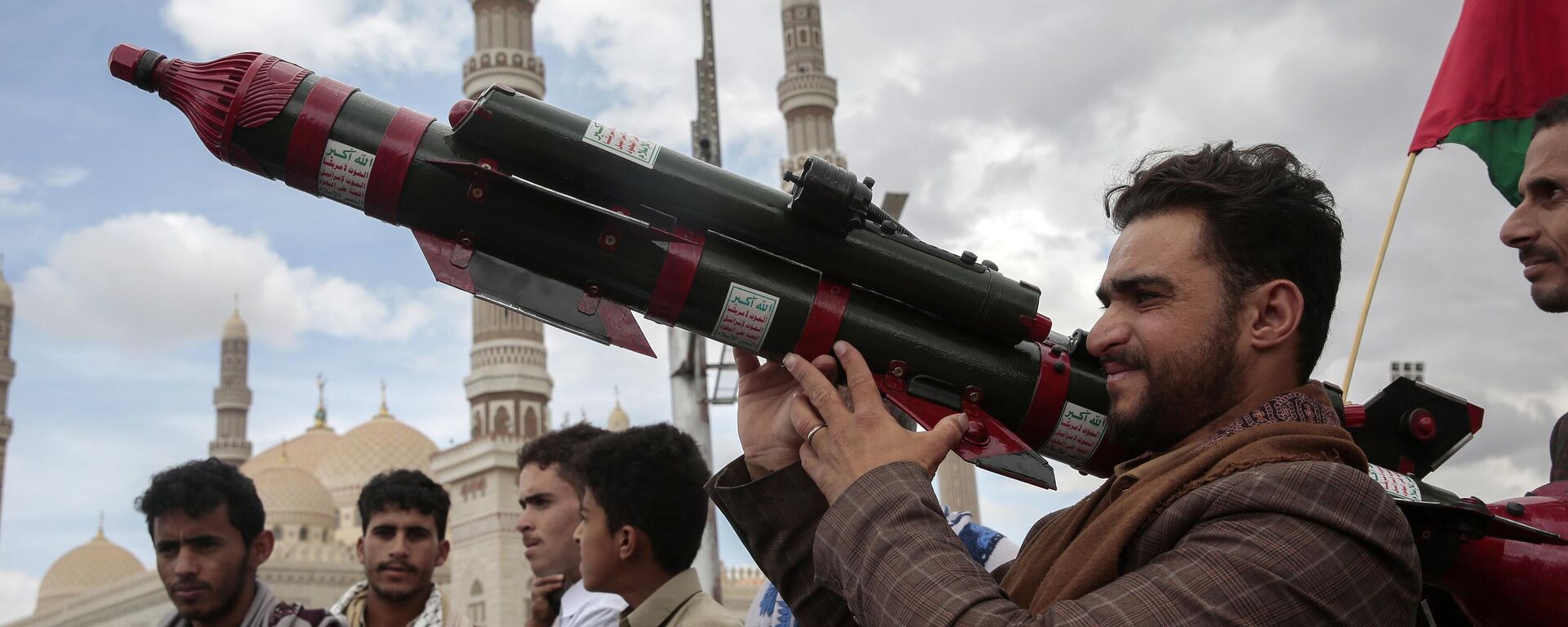 A Houthi supporter holds a mock missile during a protest marking Jerusalem Day in support of Palestinians in the Gaza Strip, in Sanaa, Yemen, April 5, 2024 - Sputnik International, 1920, 29.09.2025