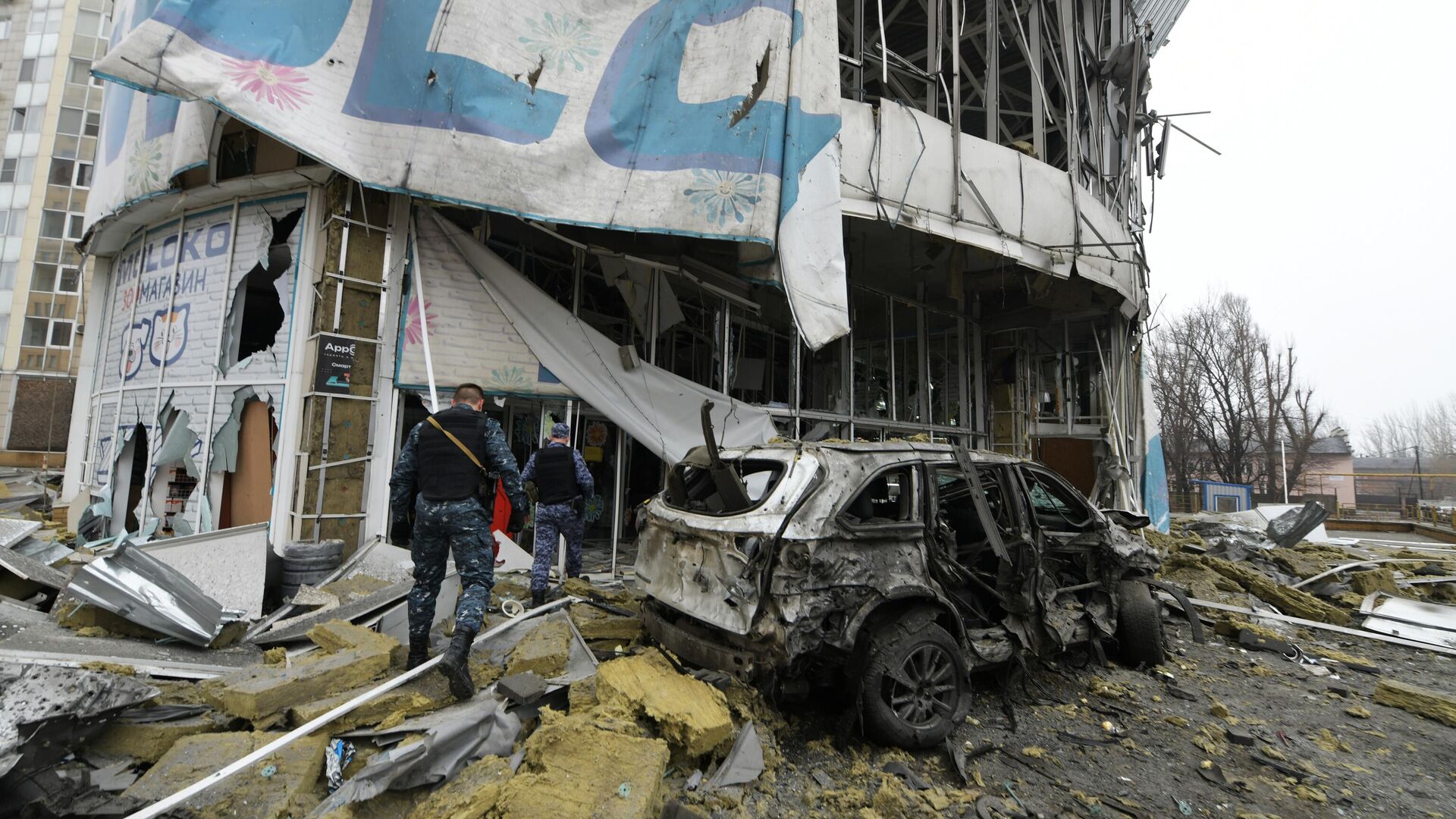 Law enforcement officers are seen near a supermarket damaged during a missile strike by the Ukrainian armed forces amid Russia's military operation in Ukraine, in Donetsk, Donetsk People's Republic, Russia. Law enforcement officers are seen near a supermarket damaged during a missile strike by the Ukrainian armed forces amid Russia's military operation in Ukraine, in Donetsk, Donetsk People's Republic, Russia. - Sputnik International, 1920, 12.04.2025