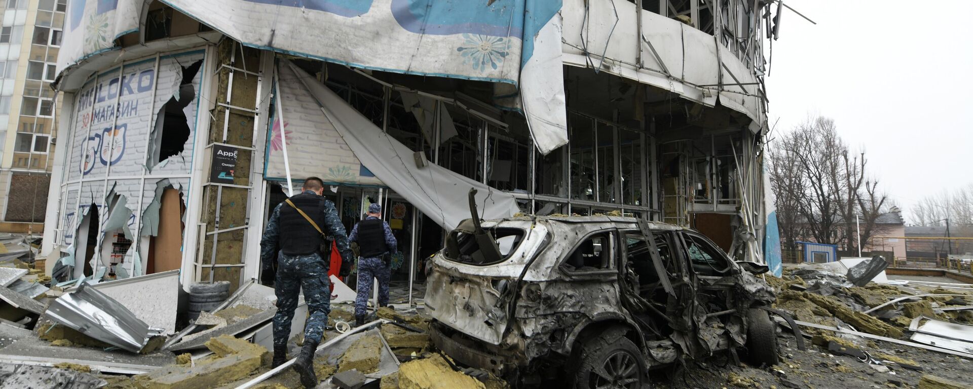 Law enforcement officers are seen near a supermarket damaged during a missile strike by the Ukrainian armed forces amid Russia's military operation in Ukraine, in Donetsk, Donetsk People's Republic, Russia.  - Sputnik International, 1920, 11.03.2026