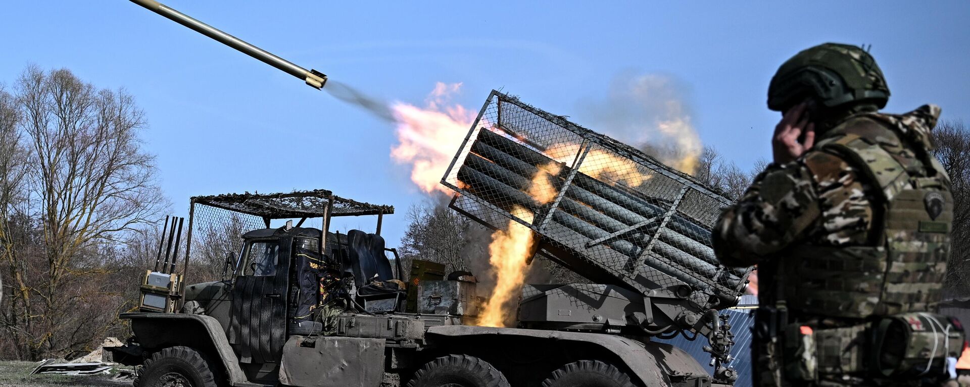 Russian servicemen fire a BM-21 Grad multiple rocket launcher towards Ukrainian positions amid Russia's military operation in Ukraine, in Kursk region, Russia. - Sputnik International, 1920, 12.04.2025