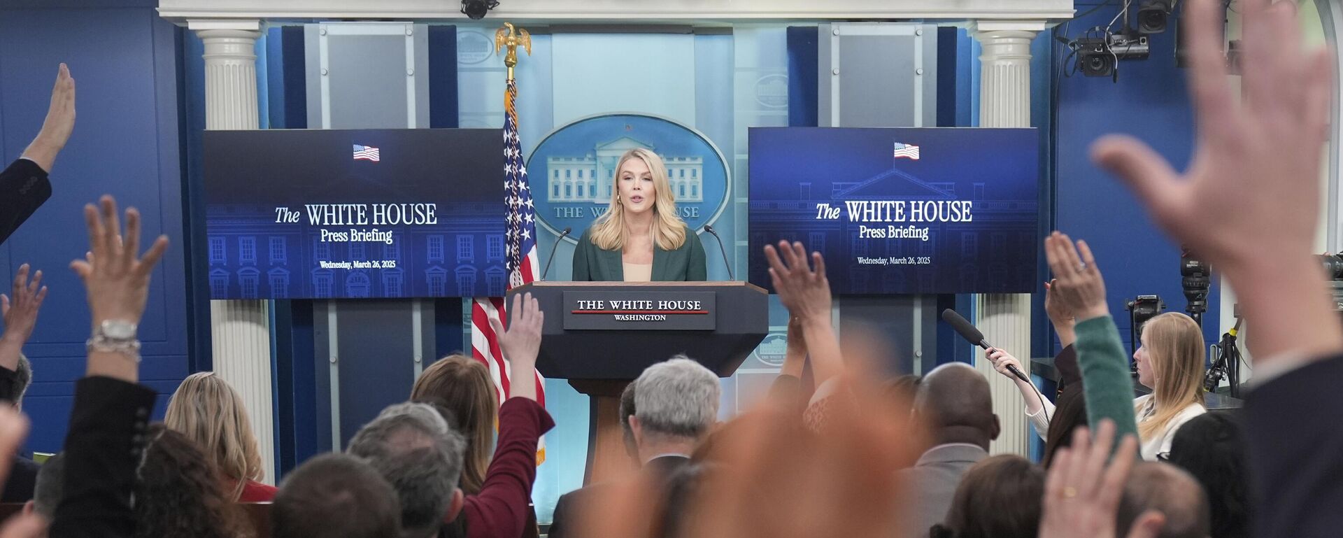 White House press secretary Karoline Leavitt speaks during a briefing at the White House - Sputnik International, 1920, 24.03.2026