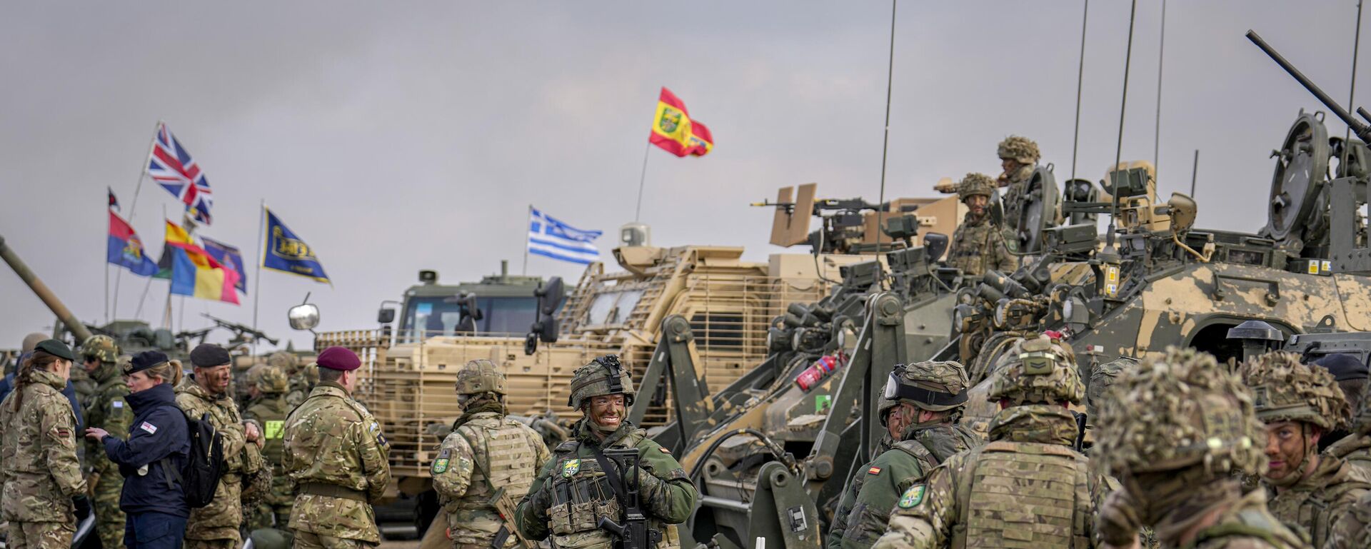 Servicemen stand at the end of the Steadfast Dart 2025 exercise, involving some 10,000 troops in three different countries from nine nations and represent the largest NATO operation planned this year, at a training range in Smardan, eastern Romania, Wednesday, Feb. 19, 2025.  - Sputnik International, 1920, 27.03.2025