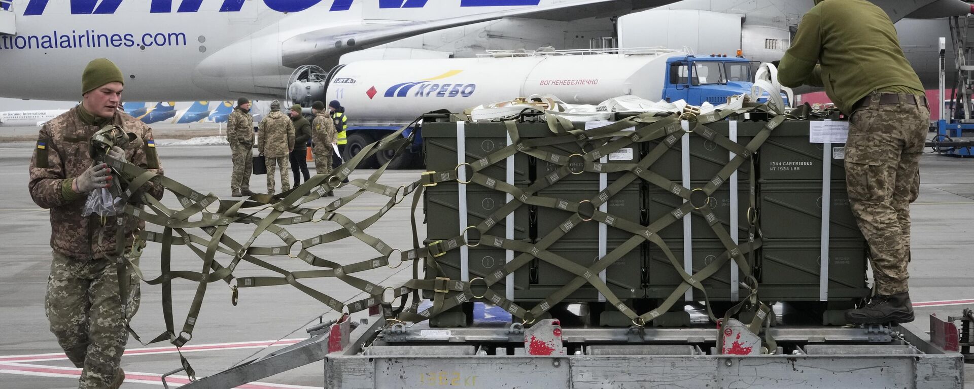 Ukrainian servicemen unpack shipment of military aid delivered as part of the United States of America's security assistance to Ukraine, on Feb. 11, 2022. - Sputnik International, 1920, 28.04.2025