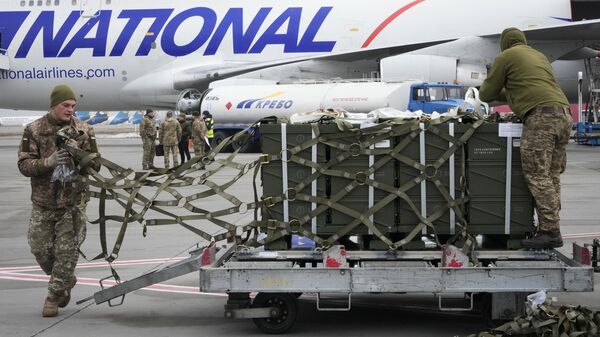 Ukrainian servicemen unpack shipment of military aid delivered as part of the United States of America's security assistance to Ukraine, on Feb. 11, 2022. - Sputnik International