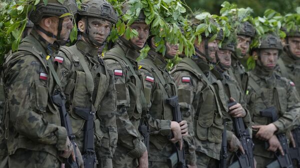 Volunteers takes part in basic training with the Polish army in Nowogrod, Poland, on June 20, 2024.  - Sputnik International