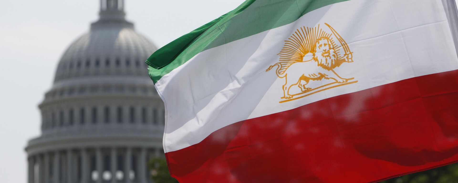 An Iranian flag is seen in front of the US Capitol on July 11, 2009. - Sputnik International, 1920, 28.01.2026