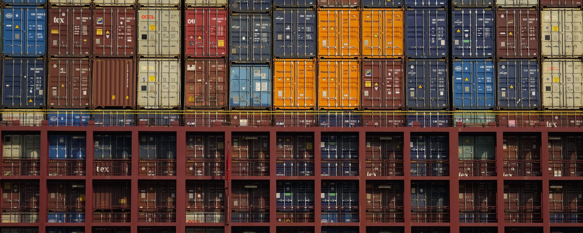 FILE - Containers are stacked on a cargo ship moving through the Panama Canal's Cocoli locks in Panama City, Feb. 21, 2025.  - Sputnik International, 1920, 01.04.2025