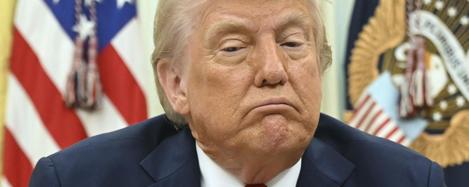President Donald Trump speaks to reporters before signing an executive order in the Oval Office of the White House in Washington, Monday, March 31, 2025.  - Sputnik International, 1920, 28.04.2025