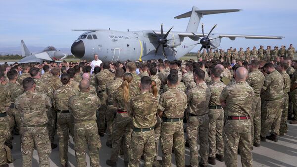 Britain's Prime Minister Keir Starmer speaks to soldiers at the RAF base in Akrotiri, Cyprus, on Dec. 10, 2024. - Sputnik International