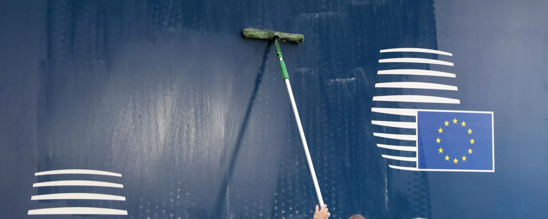 Workers clean a panel with the EU logo during arrivals for an EU summit at the Europa building in Brussels, Friday, June 21, 2019.  - Sputnik International, 1920, 06.04.2025