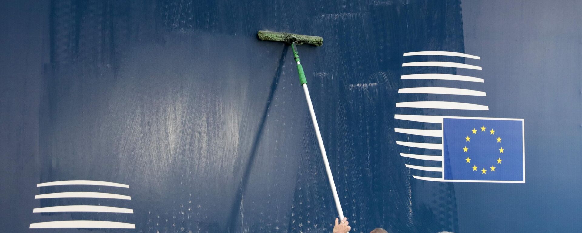 Workers clean a panel with the EU logo during arrivals for an EU summit at the Europa building in Brussels, Friday, June 21, 2019.  - Sputnik International, 1920, 05.06.2025
