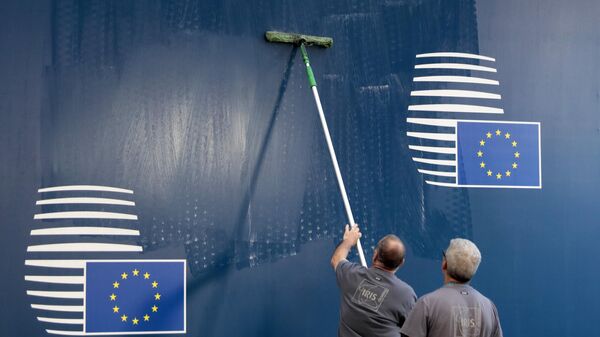 Workers clean a panel with the EU logo during arrivals for an EU summit at the Europa building in Brussels, Friday, June 21, 2019.  - Sputnik International