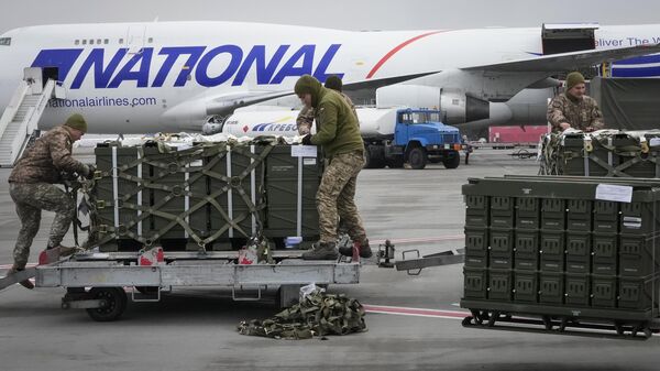 Ukrainian servicemen unpack shipment of military aid delivered as part of the United States of America's security assistance to Ukraine, at the Boryspil airport, outside Kiev, Ukraine, Friday, Feb. 11, 2022.  - Sputnik International
