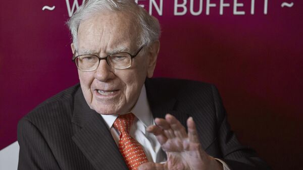 FILE - Warren Buffett, Chairman and CEO of Berkshire Hathaway, speaks during a game of bridge after the annual Berkshire Hathaway shareholders meeting in Omaha. - Sputnik International