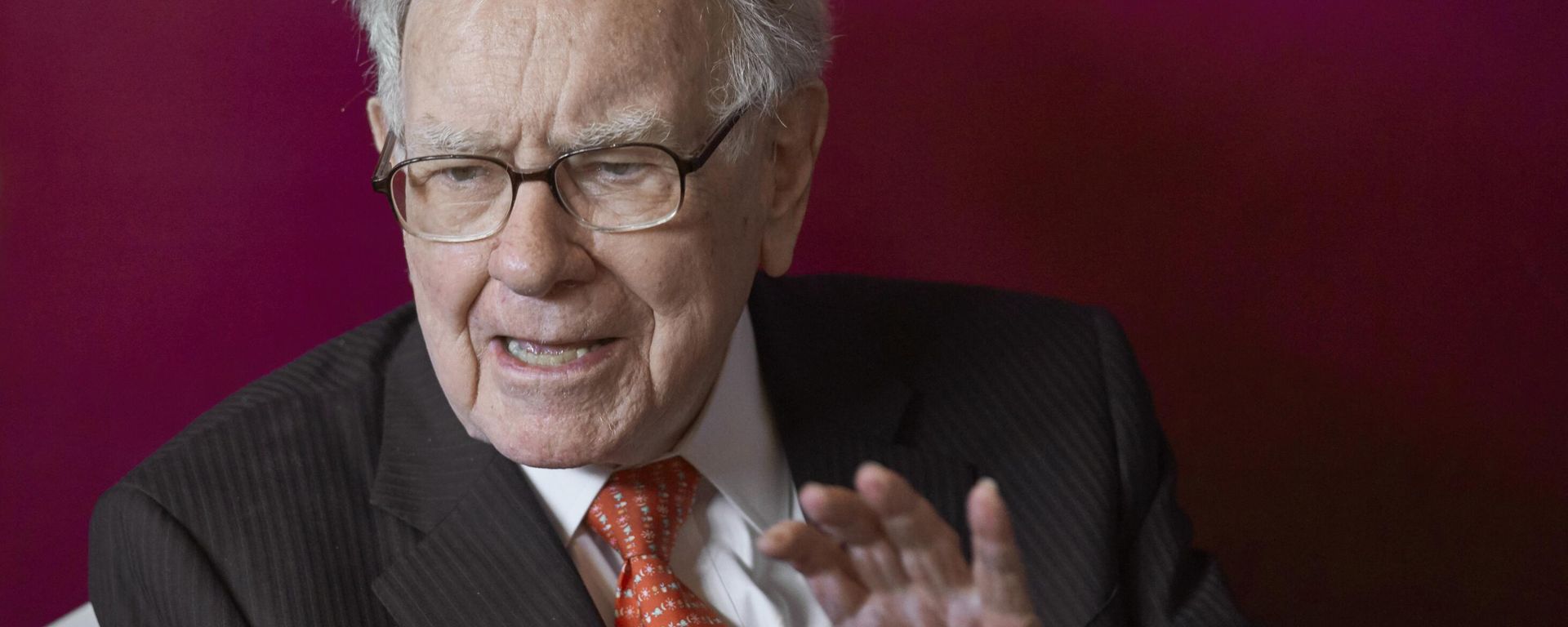 FILE - Warren Buffett, Chairman and CEO of Berkshire Hathaway, speaks during a game of bridge after the annual Berkshire Hathaway shareholders meeting in Omaha. - Sputnik International, 1920, 08.04.2025