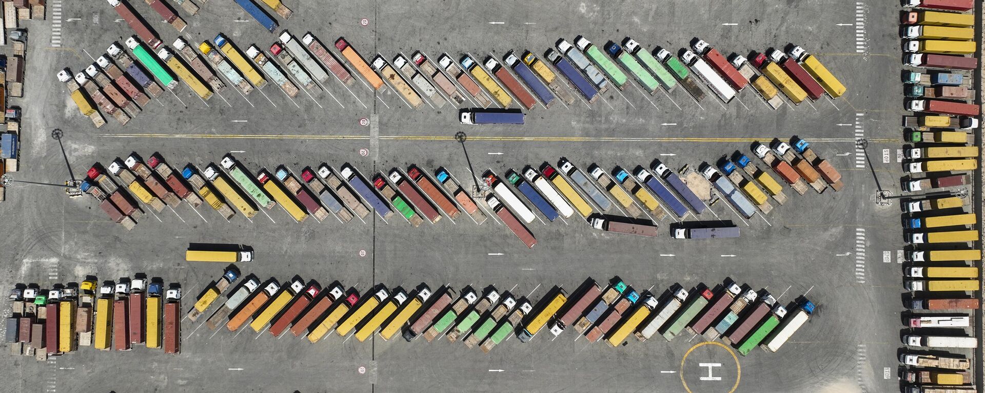 In this aerial view, trucks and containers are parked at Iraq's main port of Umm Qasr, near the city of Basra, 340 miles (550 kilometers) southeast of Baghdad, Iraq, Wednesday, April 9, 2025. - Sputnik International, 1920, 09.04.2025
