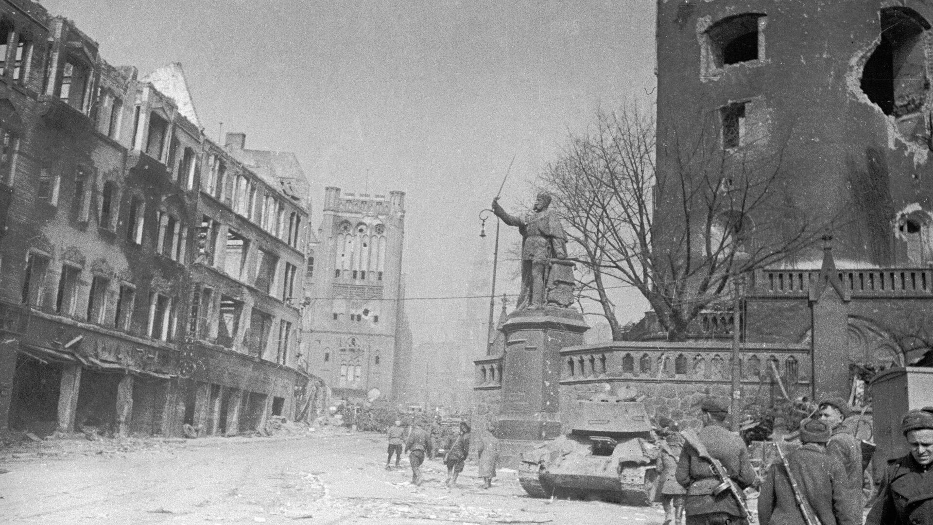 Koenigsberg, Eastern Prussia, one day after the surrender of the strategic Baltic Sea stronghold's garrison on April 9, 1945. Image shows Red Army soldiers at the monument to Kaiser Wilhelm outside the ruins of Koenigsberg Castle. Koenigsberg, Eastern Prussia, one day after the surrender of the strategic Baltic Sea stronghold's garrison on April 9, 1945. Image shows Red Army soldiers at the monument to Kaiser Wilhelm outside the ruins of Koenigsberg Castle. - Sputnik International, 1920, 09.04.2025