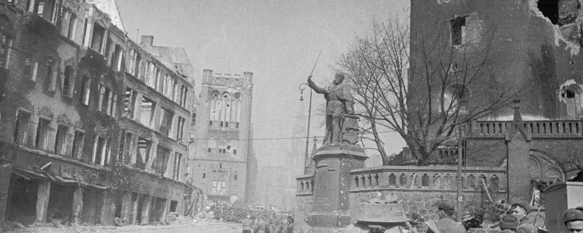 Koenigsberg, Eastern Prussia, one day after the surrender of the strategic Baltic Sea stronghold's garrison on April 9, 1945. Image shows Red Army soldiers at the monument to Kaiser Wilhelm  outside the ruins of Koenigsberg Castle. - Sputnik International, 1920, 09.04.2025