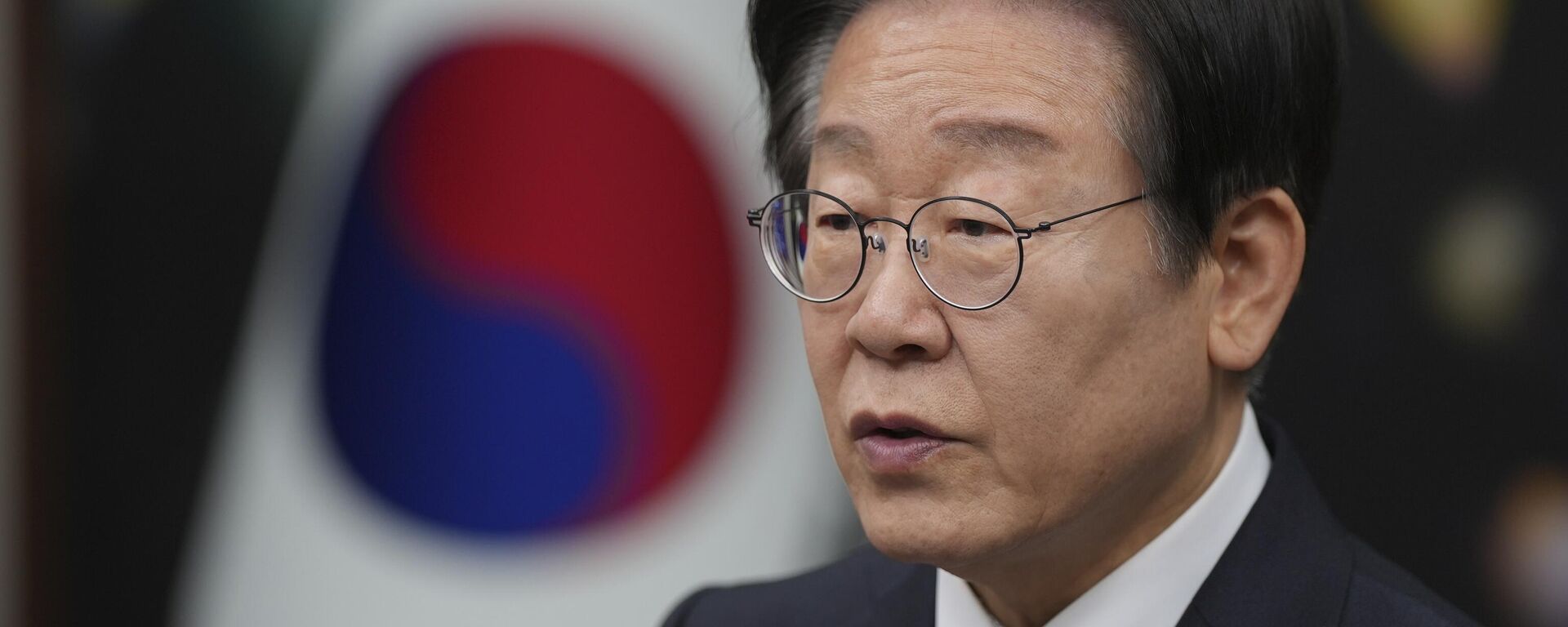 South Korea's Lee Jae-myung speaks during a press conference on removal of President Yoon Suk Yeol from office, at the party office at the National Assembly building in Seoul, South Korea, Sunday, Dec. 15, 2024.  - Sputnik International, 1920, 10.04.2025