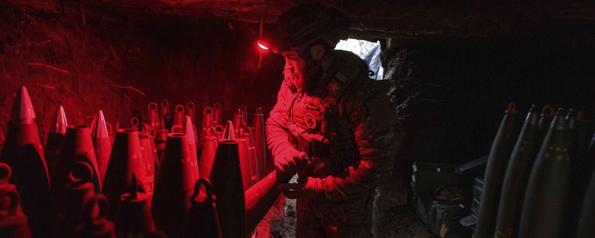 A Ukrainian serviceman of the 148th artillery brigade prepares 155mm artillery shells for a M777 howitzer before firing towards Russian positions in Donetsk region, Jan. 26, 2025. - Sputnik International, 1920, 10.04.2025